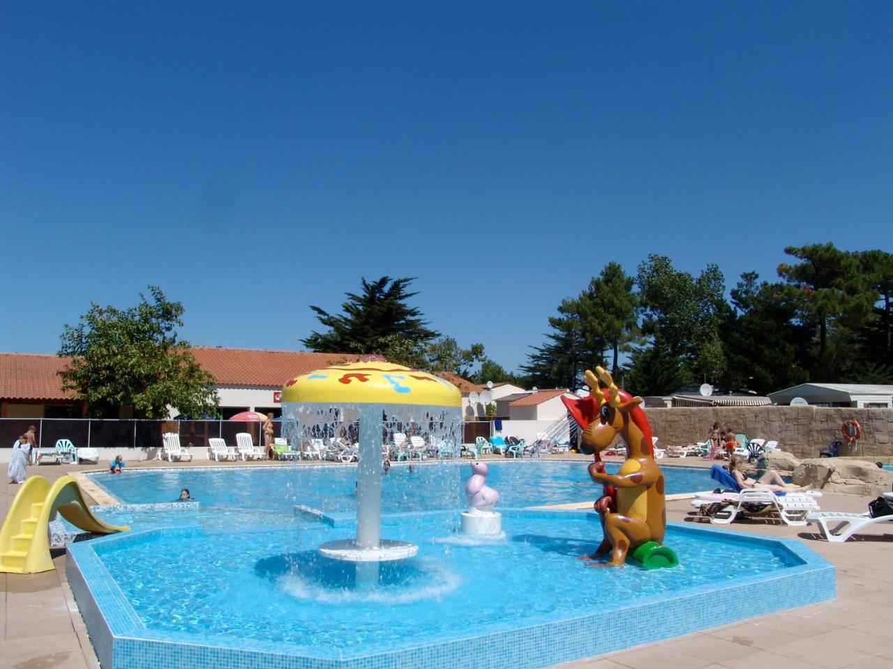 Hotel Camping le Clos des Pins à Saint-Hilaire-de-Riez Extérieur photo